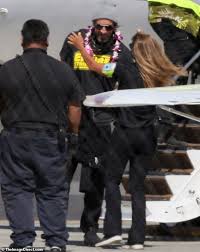 And the aaron rodgers' media. Shailene Woodley Und Nfl Verlobter Aaron Rodgers Tragen Passende Leis Wenn Sie In Hawaii Landen Aktuelle Boulevard Nachrichten Und Fotogalerien Zu Stars Sternchen