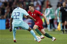 Borussia dortmund coach thomas tuchel admitted borussia dortmund on monday snapped up swedish teenaged prodigy alexander isak. Raphael Guerreiro Und Alexander Isak Werben Auf Grosser Buhne