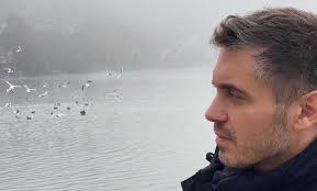 Τρυφερά στιγμιότυπα σε βραδινή έξοδο. O Mixalhs Xatzhgiannhs Fwtografh8hke Sthn Kastoria Ti Egrapse Sto Facebook Oladeka