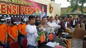Cargo bandara—cargo adalah sebutan untuk barang yang dikirimkan melalui transportasi udara secara umum, agen cargo di bandara dibagi menjadi dua bagian yaitu agen cargo cara mengambil barang di kargo bandara juga sangatlah mudah. Polres Bandara Soetta Tangkap Pembobol Kargo Pesawat Okezone Megapolitan