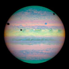 Su excentricidad (ε) es de solo 0,009, por lo que su órbita es casi circular, y la inclinación orbital con respecto al plano ecuatorial de júpiter es pequeña, de 0,470°. Jupiter Hubble Space Telescope Space Telescope Jupiter Moons