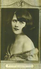 Anastasia Reilly One Of The Ziegfeld Girls Side Bangs With Bob Circa 1922 1920s Hair Ziegfeld Girls Vintage Glam