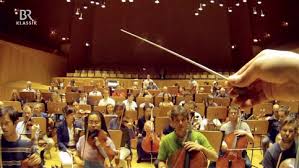 Gustavo dudamel is zelf voortgekomen uit de 'sistema', zoals deze vorm van sociale educatie genoemd wordt. 4 Sicht Auf Die Dinge Gustavo Dudamel Dirigent Video Br Klassik Bayerischer Rundfunk