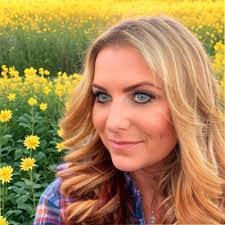 Courtney Darrow's Instagram, Twitter & Facebook