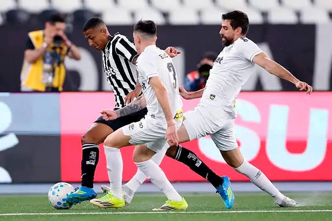 Com um gol nos acr&eacute;scimos, Botafogo vence Santos e respira no Brasileir&atilde;o - AG&Ecirc;NCIA ESPORTE