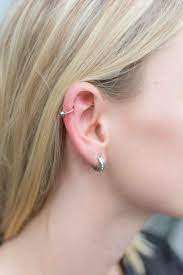 sich ein helix piercing stechen lassen risiken heilung und pflege ohrpiercing tragus ohr traguspiercing earings piercings ear piercings tragus piercings