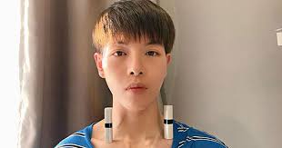 Ca sĩ Đức Phúc 'chơi lớn' dùng hẳn 2 cây son đặt lên xương quai xanh khoe  độ mỏng manh, gợi cảm, 'đánh bại' khối chị em phụ nữ đang theo trend