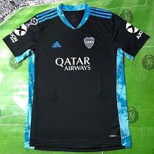 La nueva camiseta albiceleste seguro resultará polémica entre los hinchas gracias a su vistoso diseño, que presenta una especie de camuflado pintado que al parecer representa a las provincias argentinas sobre los bastones celestes. Camiseta Arquero Boca Juniors 2020 21 Area Nueve Sports Facebook