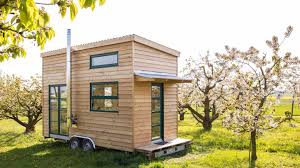 Was die kleinen häuser kosten, bilder von innen und außen da es sich bei einem tiny haus um ein mobiles haus handelt, ist die gesetzeslage nicht eindeutig. Tinyhouse Diese Hutte Kommt Im Karton Und Kann Von Laien Aufgebaut Werden Stern De