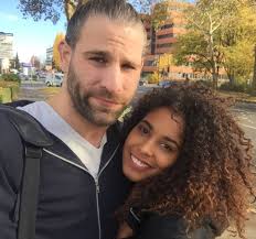 Meine neue Kundin Charlie ist mir irgendwie suspekt… 🤨 Ich hab das Gefühl,  sie verfolgt mich… Was stimmt denn nicht mit ihr? 🤷🏼‍♂️ Patrick