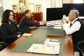 Cara tunaikan cek maybank di kaunter / elih japaha. Sabariah First Woman Deputy State Secretary