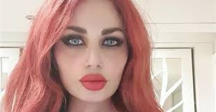 ندى الكامل بشعر أحمر نشرت ندى الكامل زوجة الفنان أحمد الفيشاوى صورة لها على فيس بوك تظهر فيها بلوك جديد حيث استبدلت الشعر الأسود ب اللون nose ring fashion