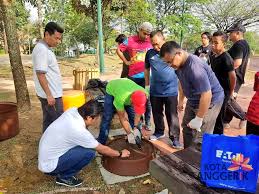 Bandingkan aktivitas gotong royong di masyarakat desa dengan perkotaan! Najwan Halimi Twitterren Saya Meluangkan Masa Lebih Empat Jam Turun Menyantuni Para Penduduk Yg Menggerakkan Aktiviti Gotong Royong Ini Bermula Dari Denai Alam Di Kejiranan Jalan Elektron Termasuk Perumahan Mulberry Grove Mapple