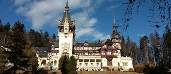 Hotel regina este amplasat la iesire din sinaia spre busteni si la o distanta relativ mica fata de cele mai importante obiective de interes turistic din statiune : DrumeÈ›ie La Sinaia Ove Ro