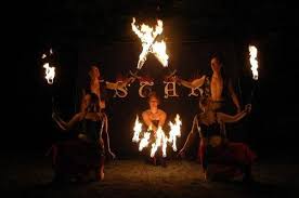 Die nächtliche hochzeitsfeuershow ist ein klassiker und höhepunkt bei jeder hochzeit. Feuershow Feuerspucker Kunstler Event Party Feuer Mieten Mietmeile De