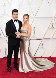 She began acting as a child, and her role in the movie the horse whisperer brought her critical acclaim at age 13. Scarlett Johansson In Oscar De La Renta Ein Kleid Fur Oscar Gewinnerinnen Vogue Germany
