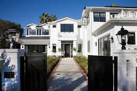Unless you've been living under a rock, you'll know that white is majorly in when it comes to home painting trends. Interior Design Ideas Classic Coastal Home Design Home Bunch Interior Design Ideas