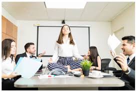 Meditácia v práci: Krátke prestávky pre zvýšenie produktivity a pokoja