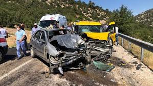 Yaralamalı trafik kazası sonrası 'kim haklı' tartışması. Antalya Da Feci Kaza Gundem Haberleri
