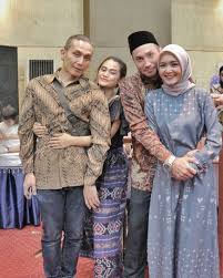 Ia adalah putra pertama (anak ke 3) dari pasangan irwan iskak, yang merupakan adik dari bintang film boy iskak, indriati iskak dan alice iskak dan winny sukmawardani. Mantap Hijrah 10 Potret Bahagia Keluarga Richa Novisha Gary Iskak