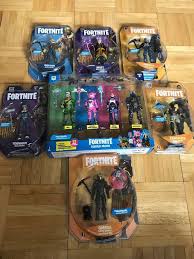 Each figure comes with a weapon and their harvesting tool. Fortnite Squad Mode