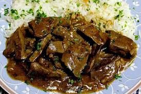 Aus Der Pfanne Nehmen Und Warm Stellen Im Bratruckstand Die Zwiebel Goldgelb Anbraten Und Mit Mehl Stauben Mit Leber Rezept Leber Zubereiten Fleisch Gerichte