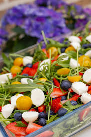 Rucola Salat Mit Erdbeeren Und Tomaten Leckerer Sommersalat Zum Grillen Foodtempel Rezept Rucola Salat Salat Mit Erdbeeren Rucolasalat