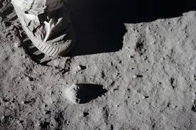 Armstrong a entendu pendant qu'il était sur la lune des appels aux priéres musulmanes et suite a cela il lui ont repris toutes les médailles et autres mais il a dédié sa vie a l'apprentissage du coran et aux rites musulmans k dieu l'accueuille au paradis. Apollo 11 Les Puces Cles Des Pas De Neil Armstrong Sur La Lune
