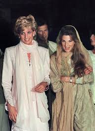 February 21 1996 Diana Princess Of Wales L Heads Toward A Restaruant For Dinner With Jemima Khan R T Princess Diana Family Princess Diana Princes Diana