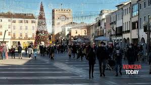 Una zona gialla 'rafforzata' con limitazioni da zone rosse e arancioni nei fine settimana oppure la proclamazione dell'area arancione (ed eventualmente anche rossa) in alcune regioni direttamente dal. Che Colore Sara Il Veneto Dopo Le Festivita Rischio Zona Arancione