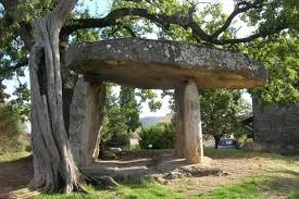 Le Dolmen Pierre De La Fee A Draguignan Var Pierre Des Fees Draguignan Megalithes