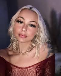 Lilly Gore's Instagram, Twitter & Facebook