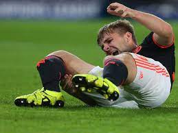 Manchester united full back luke shaw will return to the club on monday after the fa confirmed that the england player suffered concussion. Champions League Acutalites Shaw Has Surgery On Broken Leg