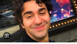 Shelley Doty's Instagram, Twitter & Facebook