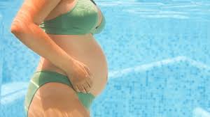 In den ersten 2 wochen nach der geburt, bildet sich die gebärmutter zurück und nimmt wieder die größe einer birne an. Schwimmen In Der Schwangerschaft Ist Das Okay Echte Mamas