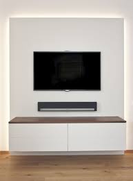 Auf der suche nach originellen ideen, um den fernseher an der wand des wohnzimmers aufzuhängen? Tv Wand Mit Hintergrundbeleuchtung Und Schrank Zur Aufbewahrung Neue Wohnung Wohnen Wohnung