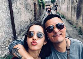 Shawn Yue took a photo with his parents after the turmoil in the nightclub,  showing high-profile beloved wife and children, and received sweet response  from Wang Tangyun