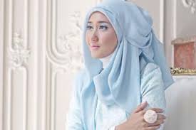 Trend terkini baju gamis modern wanita indonesia meliputi corak warna yang terang seperti cream, biru, merah muda, ungu dan hitam, hingga ada juga gamis motif batik. Yuk Sesuaikan Fashion Lebaran Dan Device Anda Ala Dian Pelangi Halaman All Kompas Com