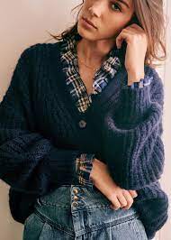 Par exemple, associer une chemise bleu ciel/un cardigan bleu marine et un jean bordeaux est un combo gagnant (tenue que je porte à l'heure où j'écris ces lignes et qui a fait quelques bons éloges auprès des femmes;)). Gilet Achille Marine Kid Mohair Sezane