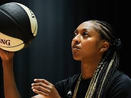 DiDi Richards's Latest Media Day Snaps Are Fierce si_lifestyle