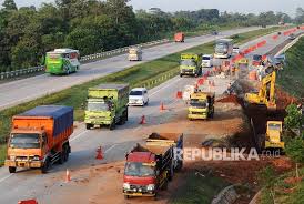 Ruas jalan tol cipali kilometer 122 indramayu, jabar ambles sejak selasa, (9/2/2021) pagi. Perbaikan Jalan Akibat Longsor Di Tol Cipali Dikebut Republika Online