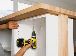 Je dois fixer un plan de travail le long d'un mur présentant un vieux carrelage que je garderai. Comment Poser Un Plan De Travail Dans Sa Cuisine