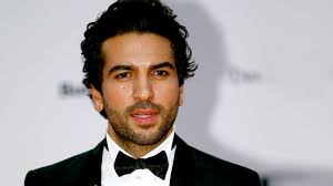 Was es mit der neuen frise auf sich hat, verrät er erstmal nicht. Elyas M Barek Mit Den Zehn Geboten Fahrt Man Nicht Schlecht Kirche Leben
