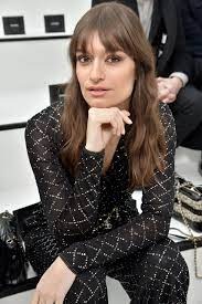 The 'karaoke del desierto' site leads to a holding page which displays text in spanish which, when translated, reads: Clara Luciani Style Clothes Outfits And Fashion Celebmafia