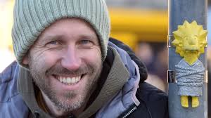 La maison Phillips va exposer et vendre des œuvres de Banksy et KAWS à New  York