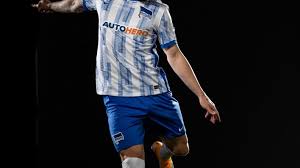 In der aktuellen saison 2016/2017 stehen den hoffenheimern insgesamt drei verschiedene trikots zur auswahl. Hertha Stellt Neues Trikot Mit Hahohe Schriftzug Im Nacken Vor Rbb24
