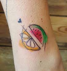 In fotogalerien vor ort oder online auf den jeweiligen webseiten können beispielarbeiten der tätowierer begutachtet werden. Simona Blanar Watercolor Watermelon Tattoo Food Tattoos Watermelon Tattoo Tattoos