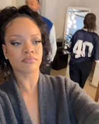 Umuhanzikazi Rihanna wishimiye kwinjira mu mwaka wa 2025 ari kumwe n'abe,  yahishuye ko umwaka ushize wose atigeze anywa ibisindisha gusa yibasirwa  n'abafana bamusubije ko nta n'imiziki yabahaye muri ...