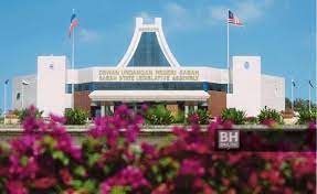 Persidangan dewan undangan negeri (dun) melaka kecoh seketika berikutan dakwaan populasi babi hutan di negeri ini. 74 Adun Sabah Angkat Sumpah