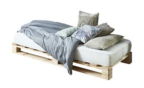 Palettenbett Mit Matratze Havering 90x200 Cm Mit Matratze Extra offenporig, optimale feuchtigkeitsregulierung mit zusätzlicher belüftungsschicht 2 matratzenkerne á. palettenbett mit matratze havering gefunden bei mobel hoffner